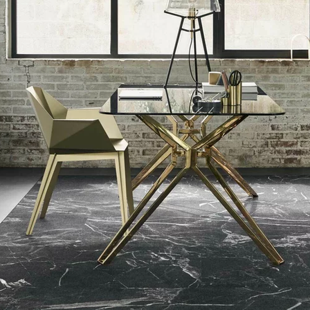 Bild enthält, Floor, Furniture, Table, Flooring, Desk, Tabletop, Chair, Home Decor