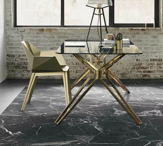 Bild enthält, Floor, Furniture, Table, Flooring, Desk, Tabletop, Chair, Home Decor