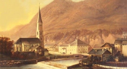 Ein Landschaftsgemälde zeigt ein Dorf mit einer Kirche, umgeben von Bergen. Das Dorf hat mehrere Häuser und ein Fluss fließt durch es hindurch.
