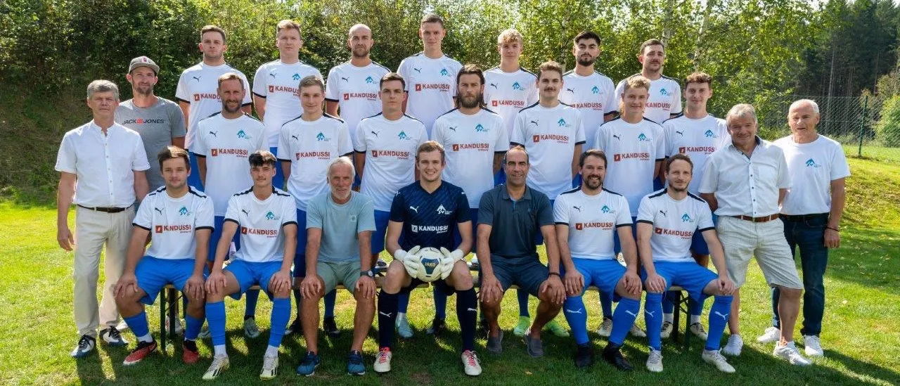 People, Person, Team, T-Shirt, Grass, Soccer Ball, Groupshot, Adult, Male, Man