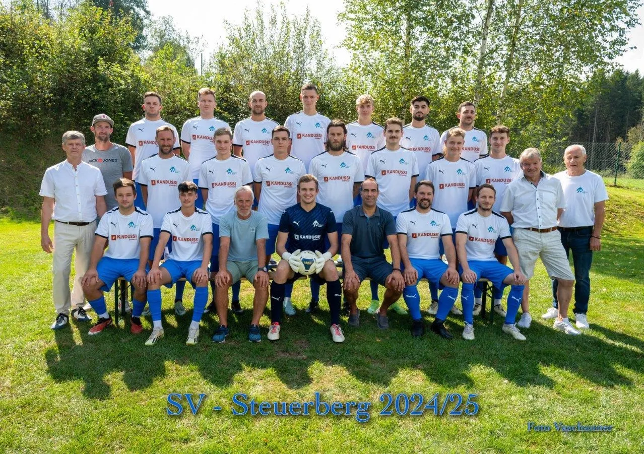 People, Person, Team, T-Shirt, Grass, Soccer Ball, Groupshot, Adult, Male, Man