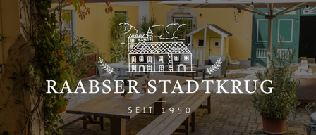 Ein Vintage-Stil Bild einer gemütlichen Außen-Essbereich mit Holzbänken, einem Tisch und einem gelben Gebäude mit einem Logo, das Raabser Stadtkrug Seit 1950 liest.