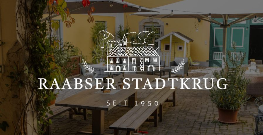 Ein Vintage-Stil Bild einer gemütlichen Außen-Essbereich mit Holzbänken, einem Tisch und einem gelben Gebäude mit einem Logo, das Raabser Stadtkrug Seit 1950 liest.