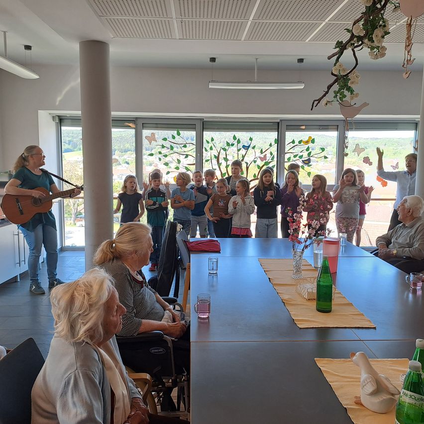 Bild enthält, Restaurant, Cafeteria, Adult, Female, Person, Woman, Male, Man, Shoe, People