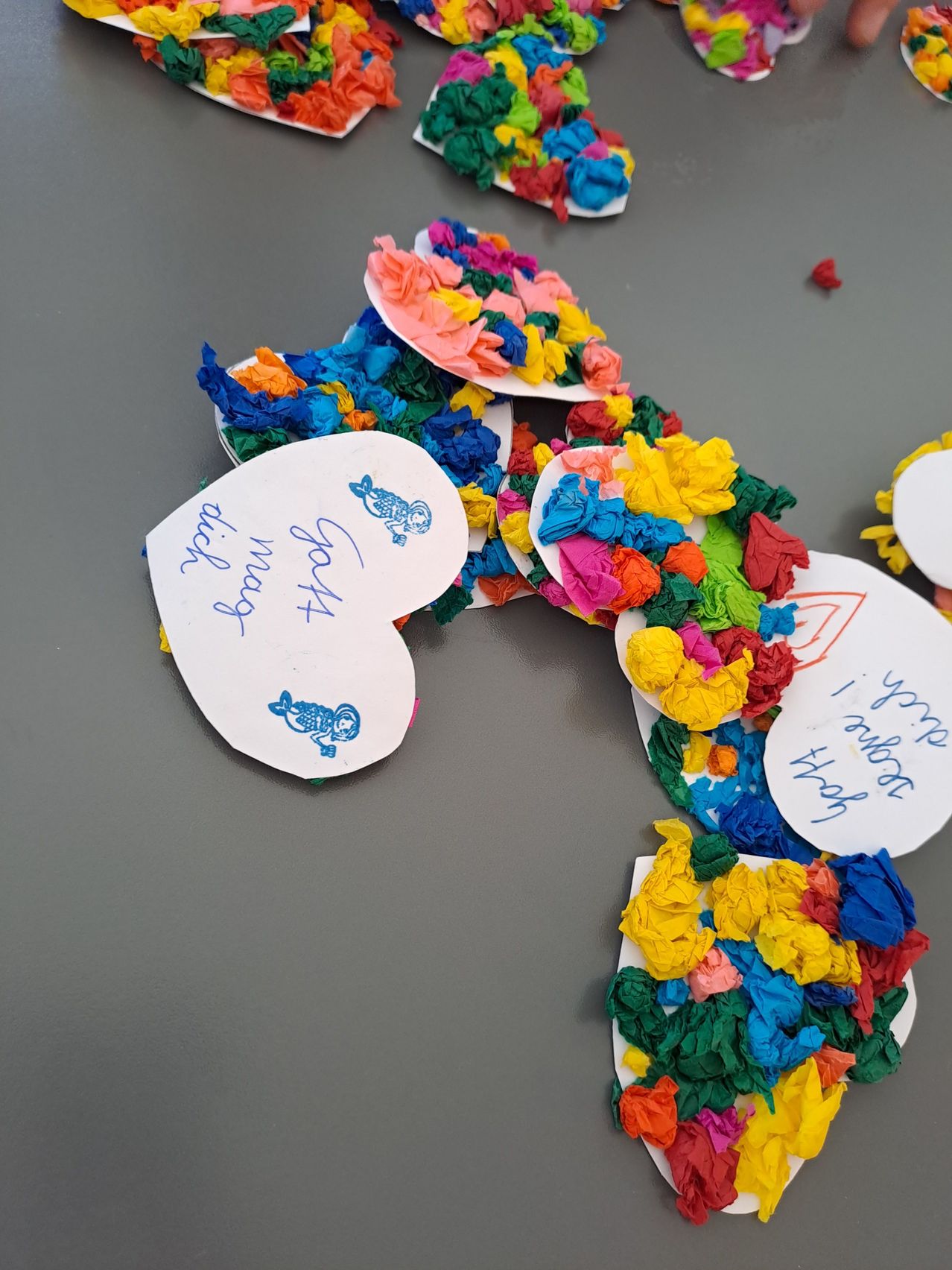 Bild enthält, Text, Flower, Number, Symbol, Flower Arrangement, Birthday Cake, Cream, Icing, Person