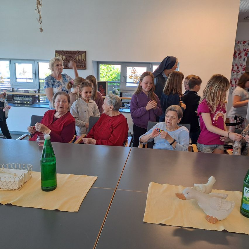 Bild enthält, Cafeteria, Restaurant, Adult, Female, Person, Woman, Glasses, Plywood, Male, Man