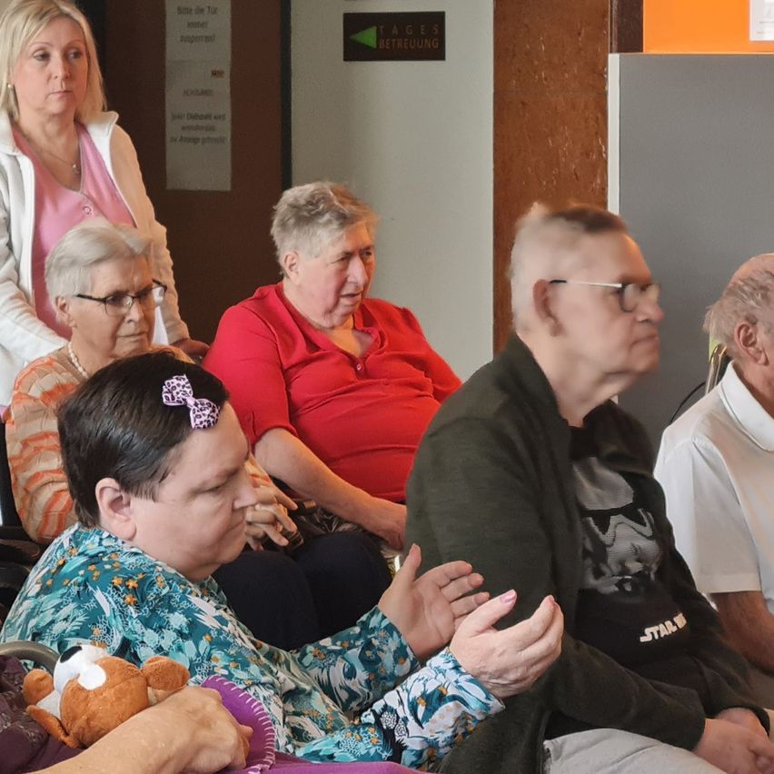 Bild enthält, Adult, Female, Person, Woman, People, Male, Man, Glasses, Necklace, Microphone