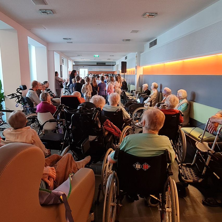 Bild enthält, Furniture, Indoors, Lounge, People, Person, Adult, Male, Man, Glasses, Wristwatch