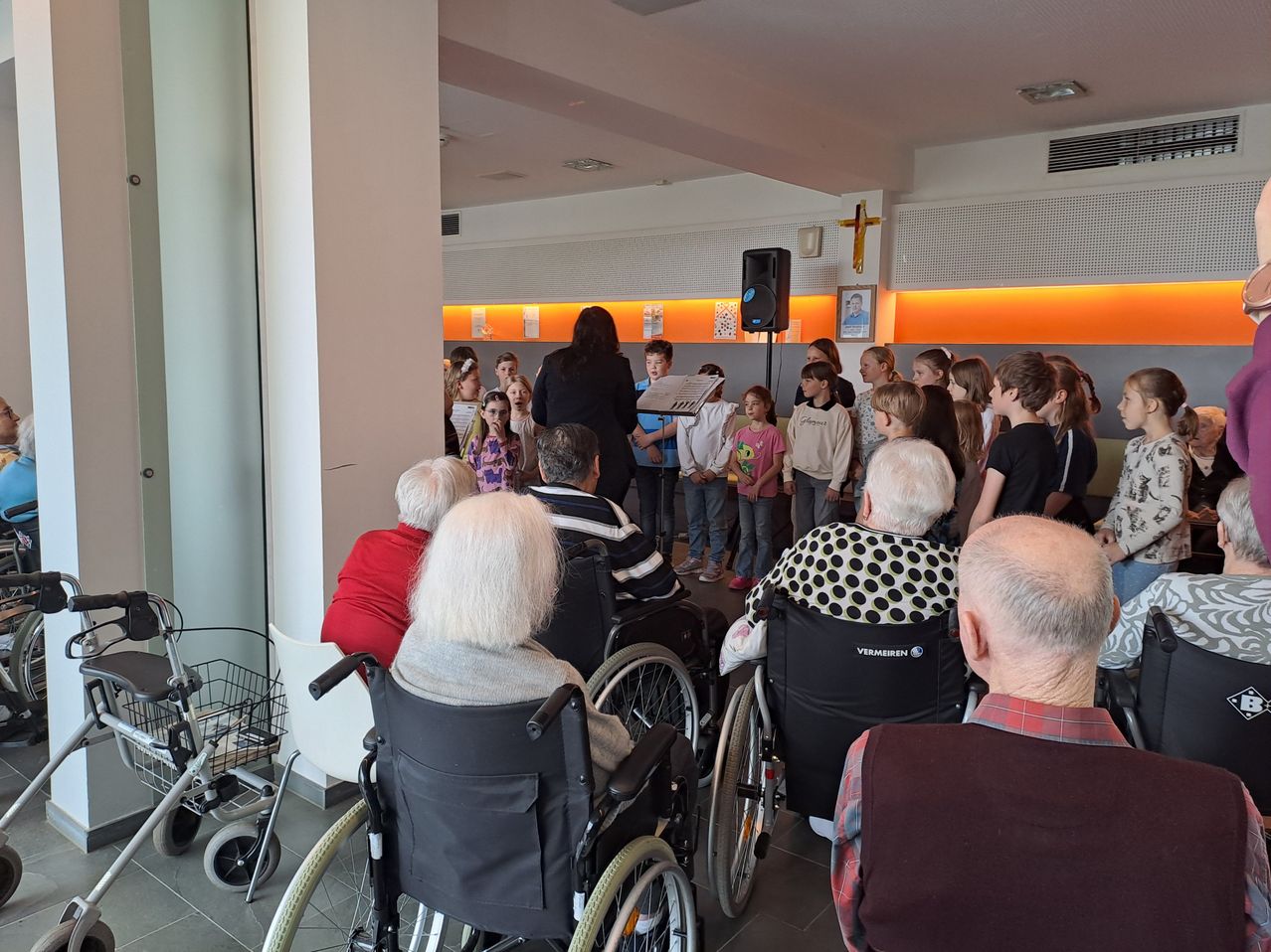 Bild enthält, People, Person, Speaker, Adult, Male, Man, Furniture, Shoe, Female, Woman