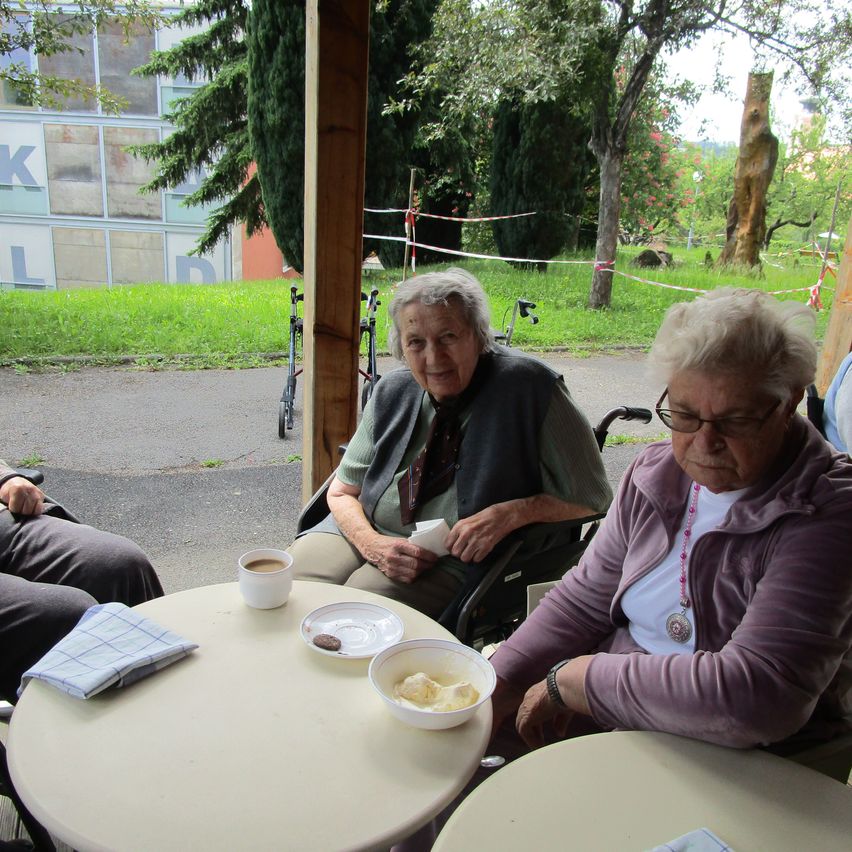 Bild enthält, Restaurant, Glasses, Adult, Female, Person, Woman, Male, Man, Wood, Cafe