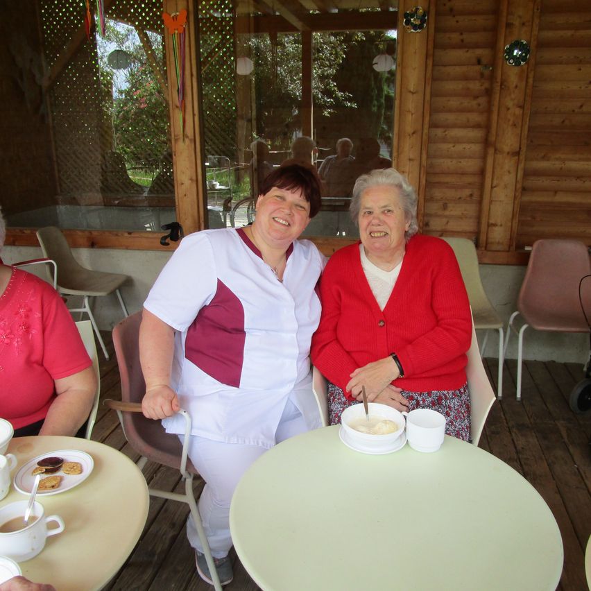Bild enthält, Restaurant, Dining Table, Table, Dining Room, Wood, Cafe, Adult, Female, Person, Woman