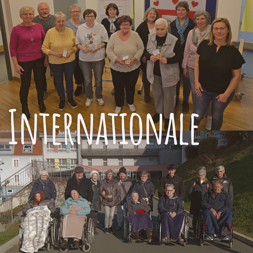 Eine Gruppe älterer Menschen versammelt sich drinnen und draußen. Drinnen stehen sie zusammen, einige halten Auszeichnungen. Draußen sitzen sie auf einem Weg in Rollstühlen.