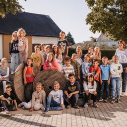 Bild enthält, People, Person, Jeans, College, Child, Female, Girl, Boy, Male, Shoe