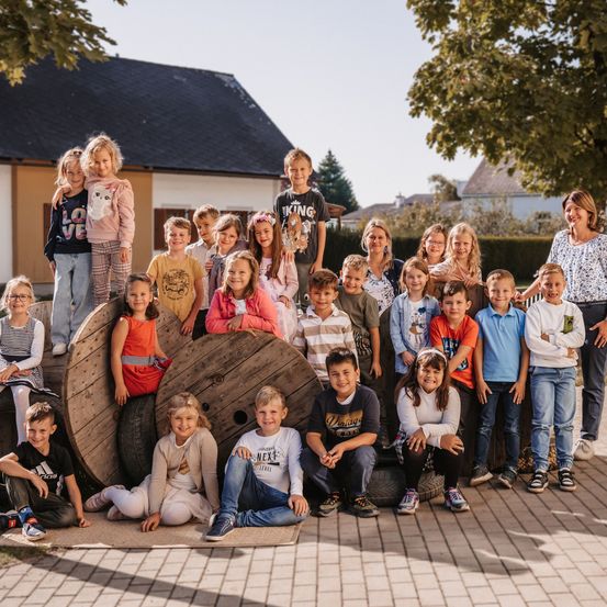 Bild enthält, People, Person, Jeans, College, Child, Female, Girl, Boy, Male, Shoe
