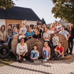 Bild enthält, People, Person, Boy, Child, Male, Shoe, Groupshot, Coat, College, Pants