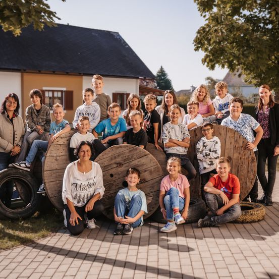 Bild enthält, People, Person, Boy, Child, Male, Shoe, Groupshot, Coat, College, Pants