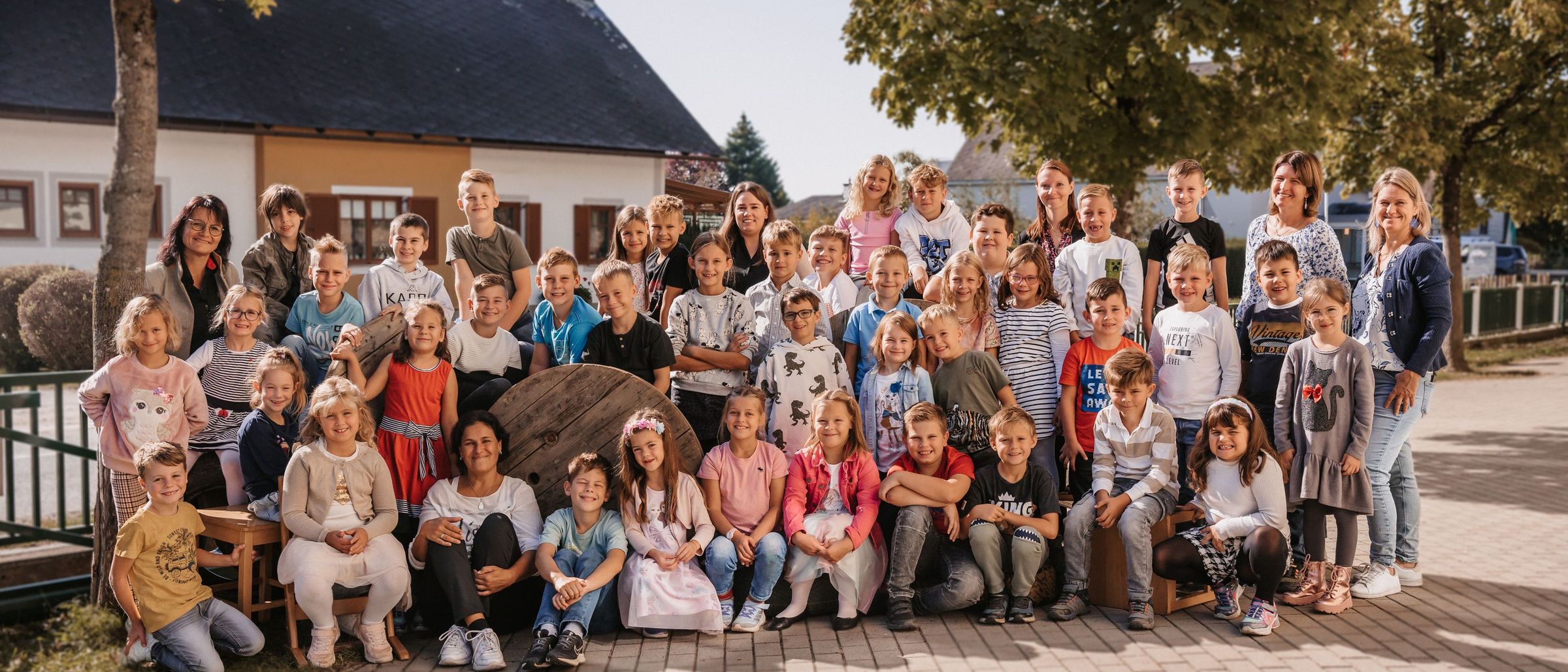 Bild enthält, College, People, Person, Jeans, Boy, Child, Male, Shoe, Coat, Face