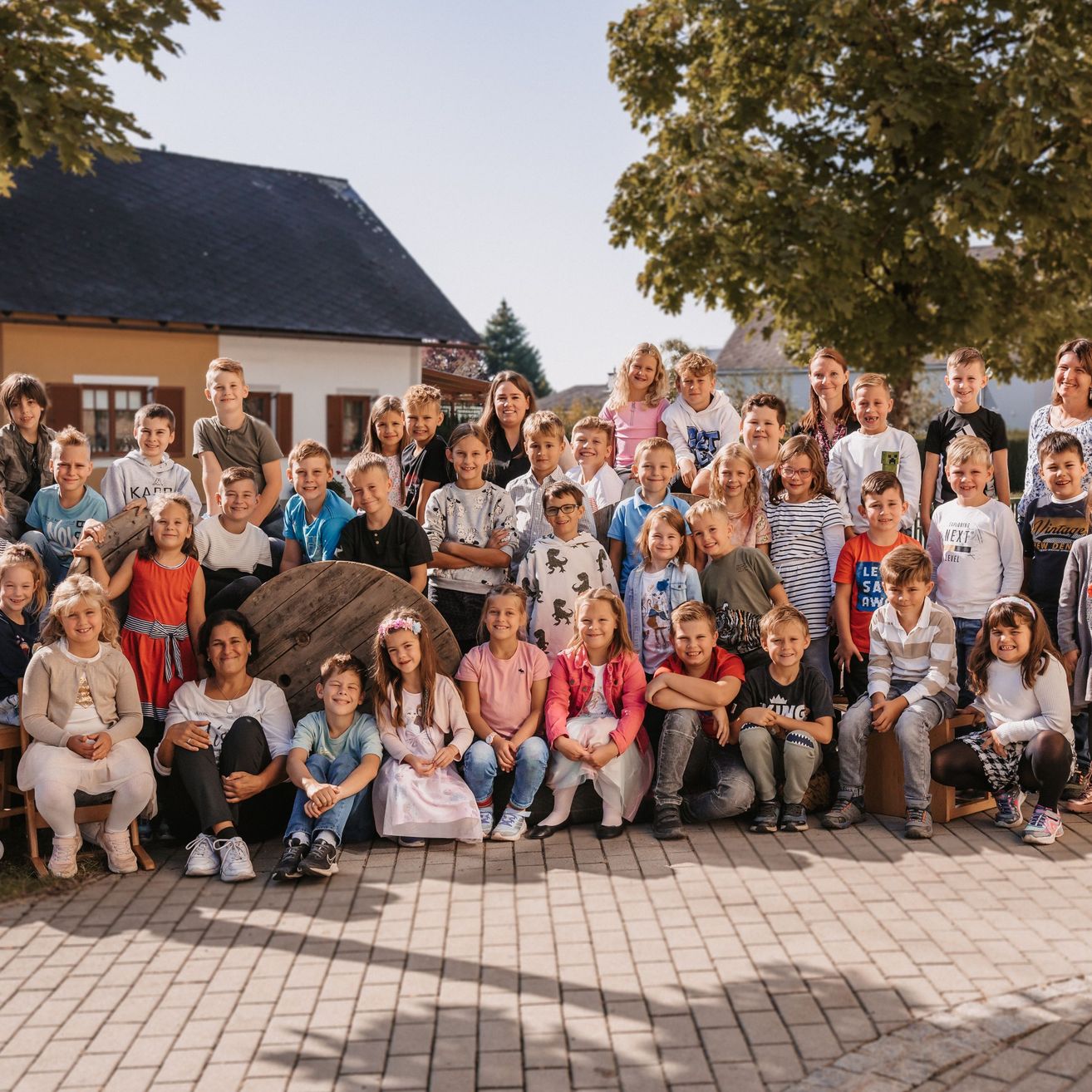 Bild enthält, College, People, Person, Jeans, Boy, Child, Male, Shoe, Coat, Face