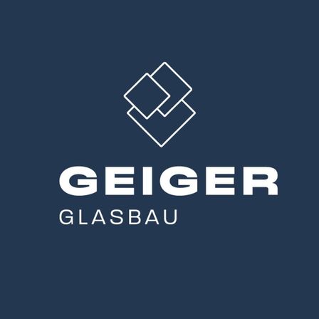 Das Logo von Geiger Glasbau zeigt ein geometrisches Design mit überlappenden Quadraten auf blauem Hintergrund. Der Text Geiger Glasbau steht in Weiß, zentriert unter dem Design.