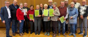 Bild enthält, Groupshot, Person, Adult, Male, Man, Female, Woman, People, Coat, Face