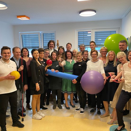 Bild enthält, People, Person, Adult, Female, Woman, Sphere, Balloon, Necklace, Male, Man