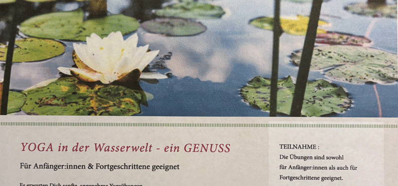 Ein ruhiges Bild einer Wasserlilie auf einem Teich mit Reflexionen und Text über Yoga im Wasser.