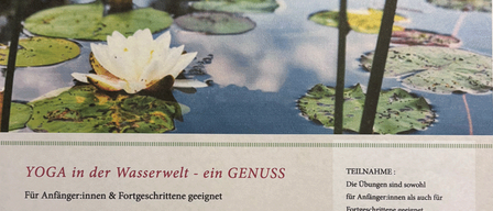 Ein ruhiges Bild einer Wasserlilie auf einem Teich mit Reflexionen und Text über Yoga im Wasser.