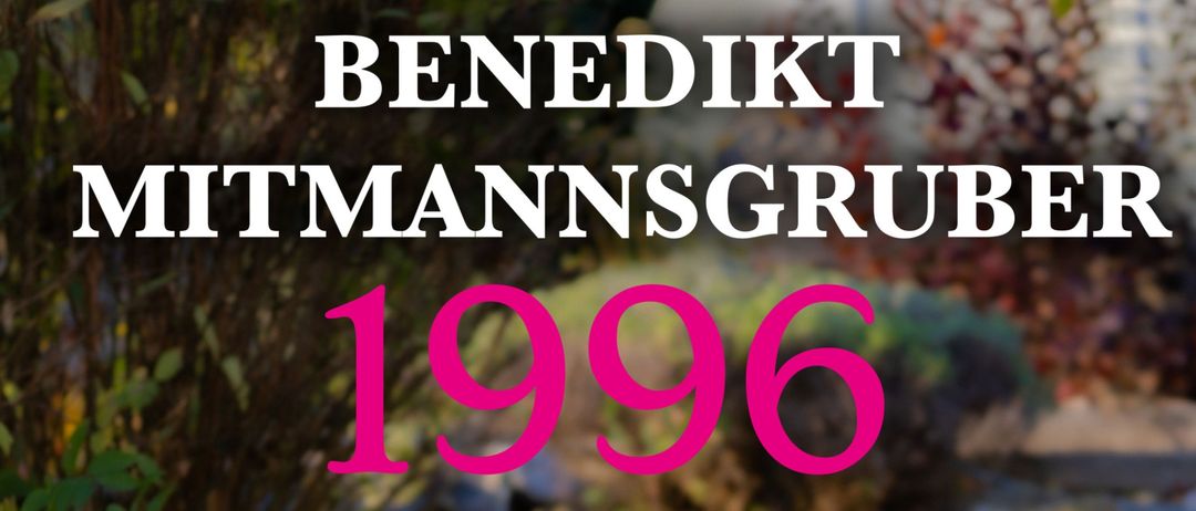 Ein Mann mit lockigem Haar und einem Schnurrbart sitzt auf einer Bank und trägt einen grünen Pullover. Das Bild hat Text auf Deutsch, einen QR-Code und ein Datum, Freitag, 15. Mai 2026.