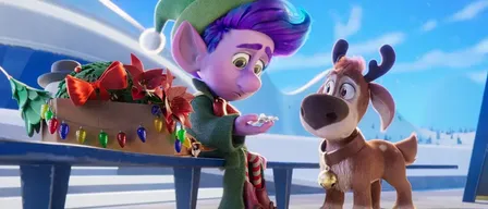 Ein farbenfroher animierter Elf sitzt auf einer Bank und hält ein kleines Objekt. Neben ihm steht ein Rentier mit einer Glocke. Der Hintergrund zeigt eine verschneite Szene mit Weihnachtsdekorationen.