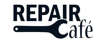 Das Logo für Repair Cafe, mit einem schwarzen Schraubenschlüssel mit einer Mutter in der Mitte und dem Wort 'Cafe' daneben.