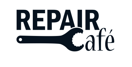 Das Logo für Repair Cafe, mit einem schwarzen Schraubenschlüssel mit einer Mutter in der Mitte und dem Wort 'Cafe' daneben.