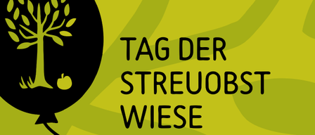 Ein grüner Luftballon mit einem Baum und Apfel auf grünem Hintergrund. Der Text lautet 'Tag der Streuobst Wiese'.