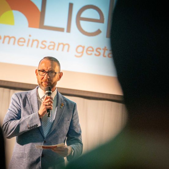 Bild enthält, Crowd, Person, People, Audience, Adult, Male, Man, Microphone, Speech, Glasses