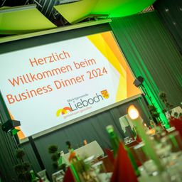 Bild enthält, People, Person, Indoors, Crowd, Screen, Stage, Hall, Audience