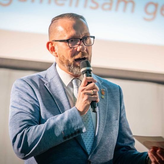 Bild enthält, Crowd, Person, People, Audience, Microphone, Adult, Male, Man, Speech, Tie