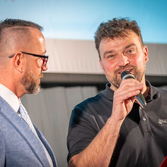 Bild enthält, Microphone, Adult, Male, Man, Person, Conversation, Head, People, Face, Crowd