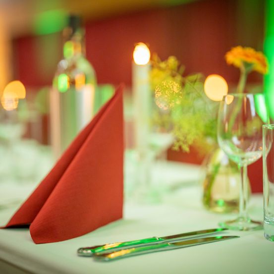 Bild enthält, Glass, Cutlery, Furniture, Table, Dining Table, Napkin, Flower, Flower Arrangement, Flower Bouquet