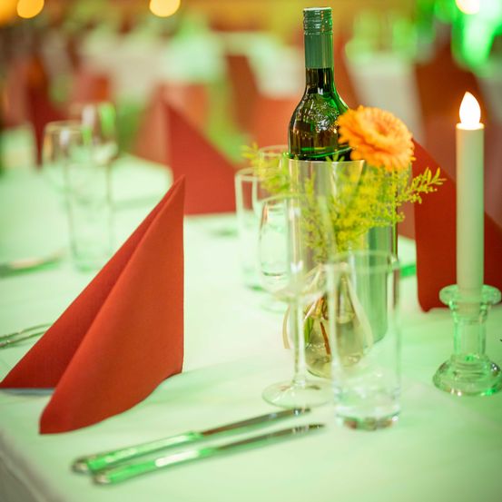 Bild enthält, Flower, Flower Arrangement, Flower Bouquet, Glass, Table, Dining Table, Candle, Bottle, Alcohol, Beverage