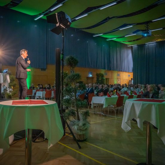 Bild enthält, Crowd, Person, Audience, People, Adult, Male, Man, Speech, Hall, Indoors
