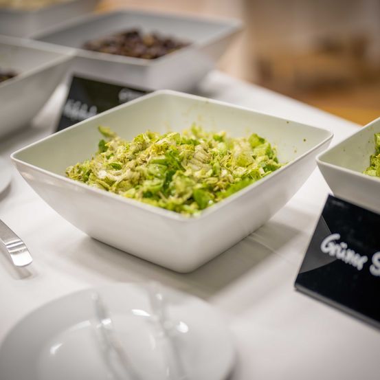 Bild enthält, Cutlery, Food, Meal, Plate, Food Presentation, Business Card, Salad, Salad Bar