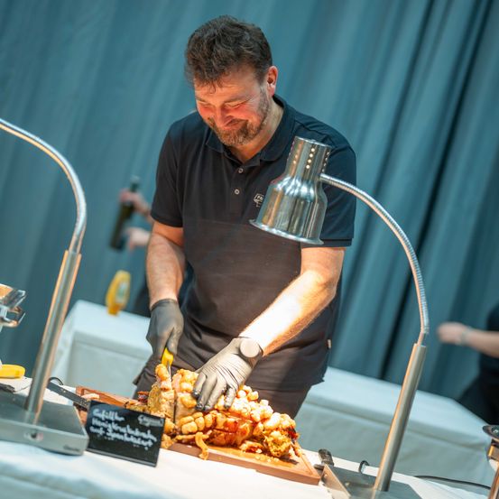 Bild enthält, Glove, Adult, Male, Man, Person, Food, Food Presentation, Face, Shaker, Indoors