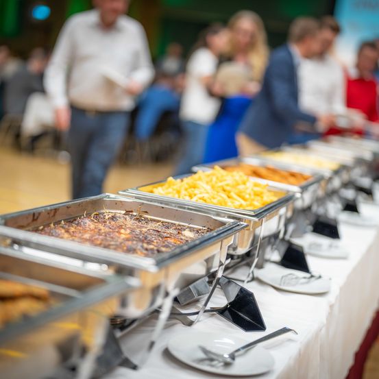 Bild enthält, Cafeteria, Indoors, Restaurant, Meal, Buffet, Boy, Child, Male, Person, Man