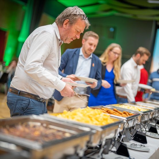 Bild enthält, Cafeteria, Indoors, Restaurant, Meal, Buffet, Adult, Male, Man, Person, Woman