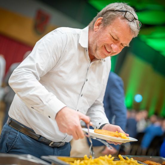 Bild enthält, Adult, Male, Man, Person, Female, Woman, Face, Food Presentation, Glasses, Belt