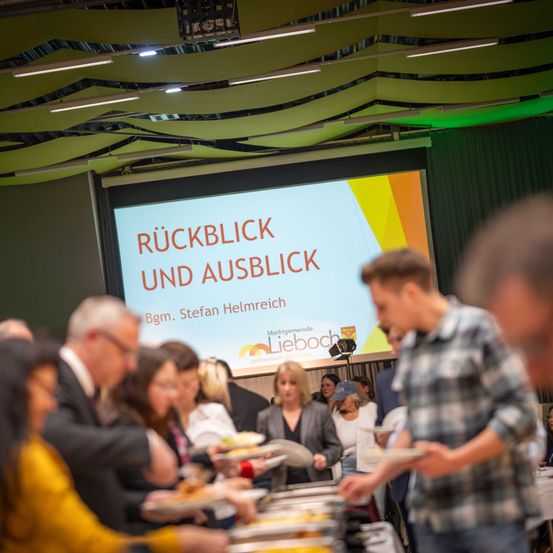 Bild enthält, People, Person, Adult, Female, Woman, Cafeteria, Restaurant, Male, Man, Crowd