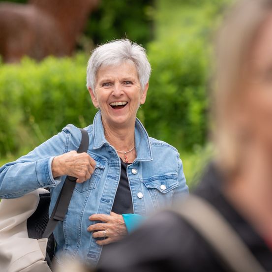 Bild enthält, Face, Happy, Head, Person, Smile, Laughing, Adult, Female, Woman, Jacket