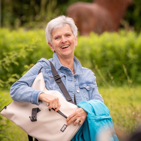 Bild enthält, Face, Happy, Head, Person, Smile, Senior Citizen, Adult, Female, Woman, Laughing