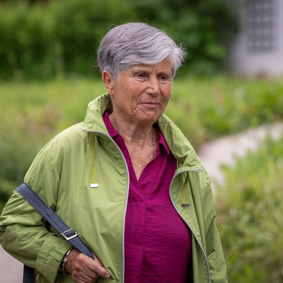 Bild enthält, Clothing, Coat, Person, Senior Citizen, Jacket, Adult, Male, Man, Face, Head