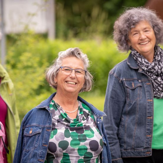 Bild enthält, Happy, Head, Person, Smile, Adult, Female, Woman, Coat, Jacket, People