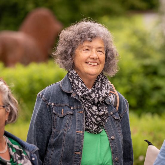 Bild enthält, Face, Happy, Head, Person, Smile, Adult, Female, Woman, Laughing, Scarf